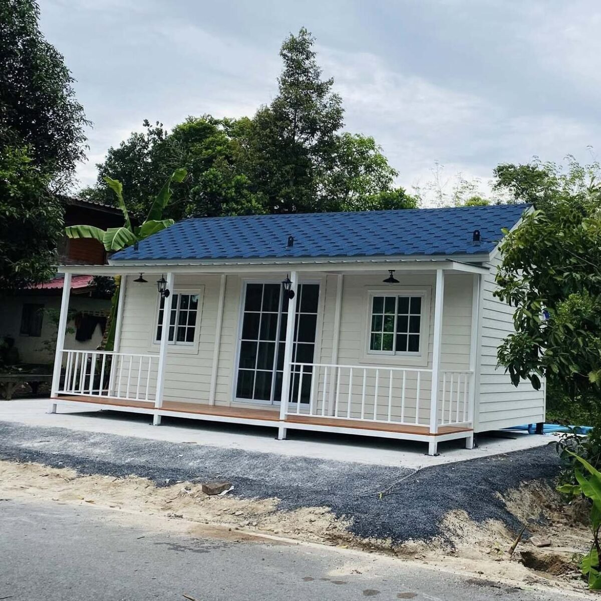 Nhà sàn lắp ghép màu be mái chữ A có toilet diện tích 32m2