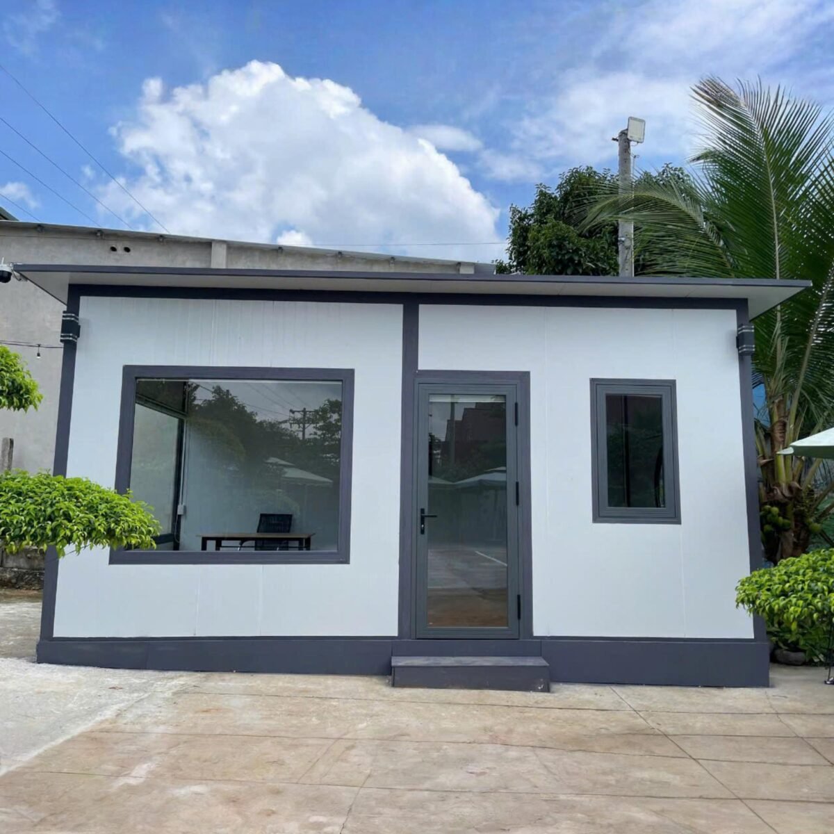 Nhà lắp ghép mái bằng màu trắng diện tích 24m2