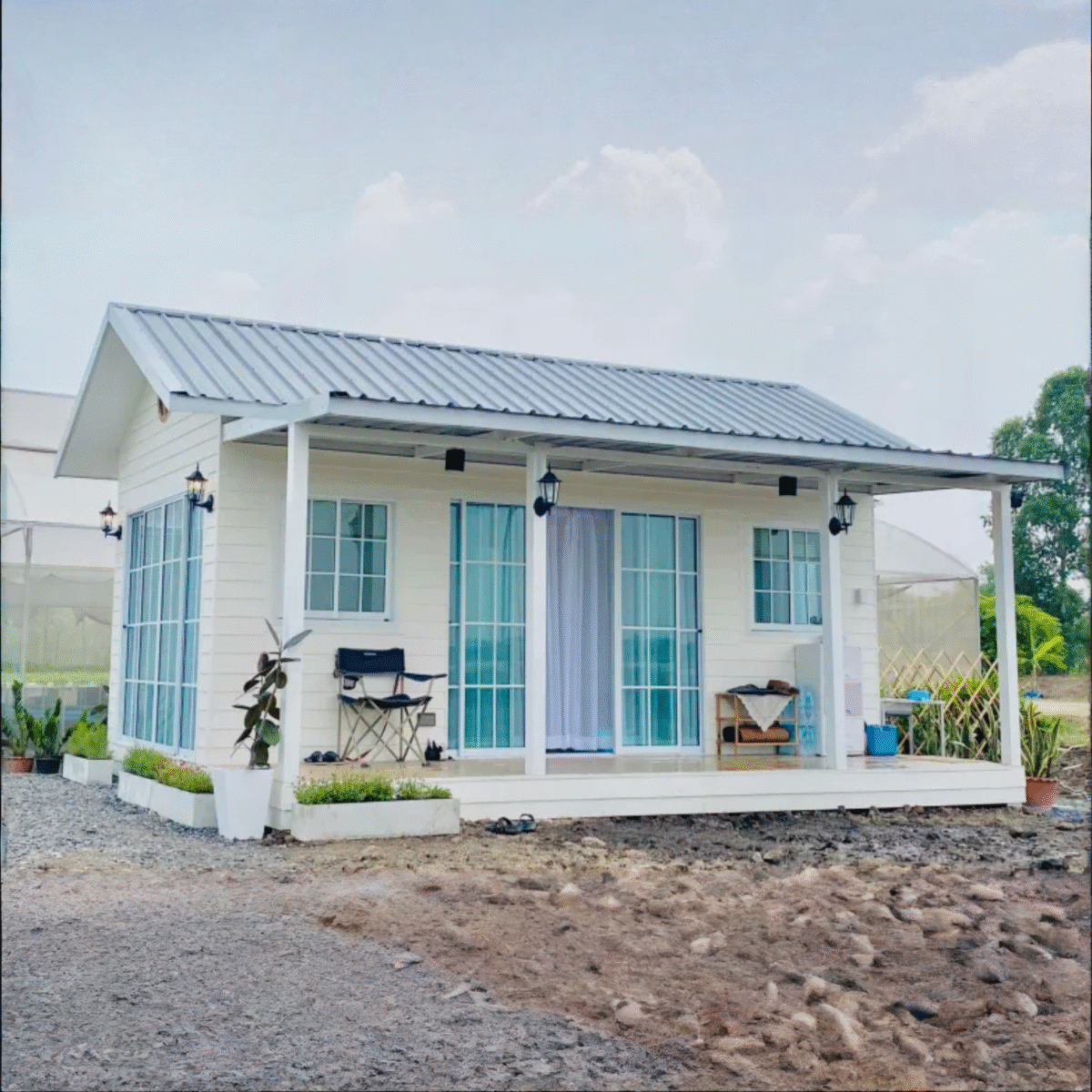 Nhà lắp ghép màu trắng mái thái có toilet diện tích 24m2