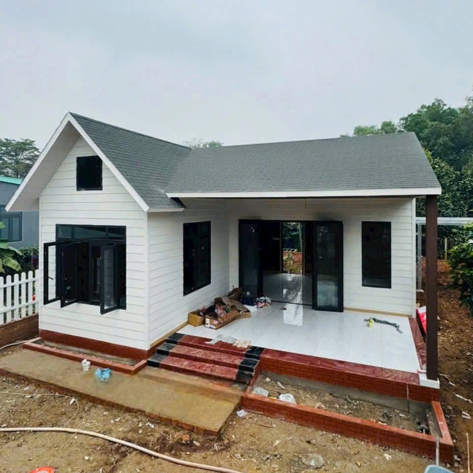 Nhà lắp ghép mái thái chữ L màu trắng diện tích 36m2