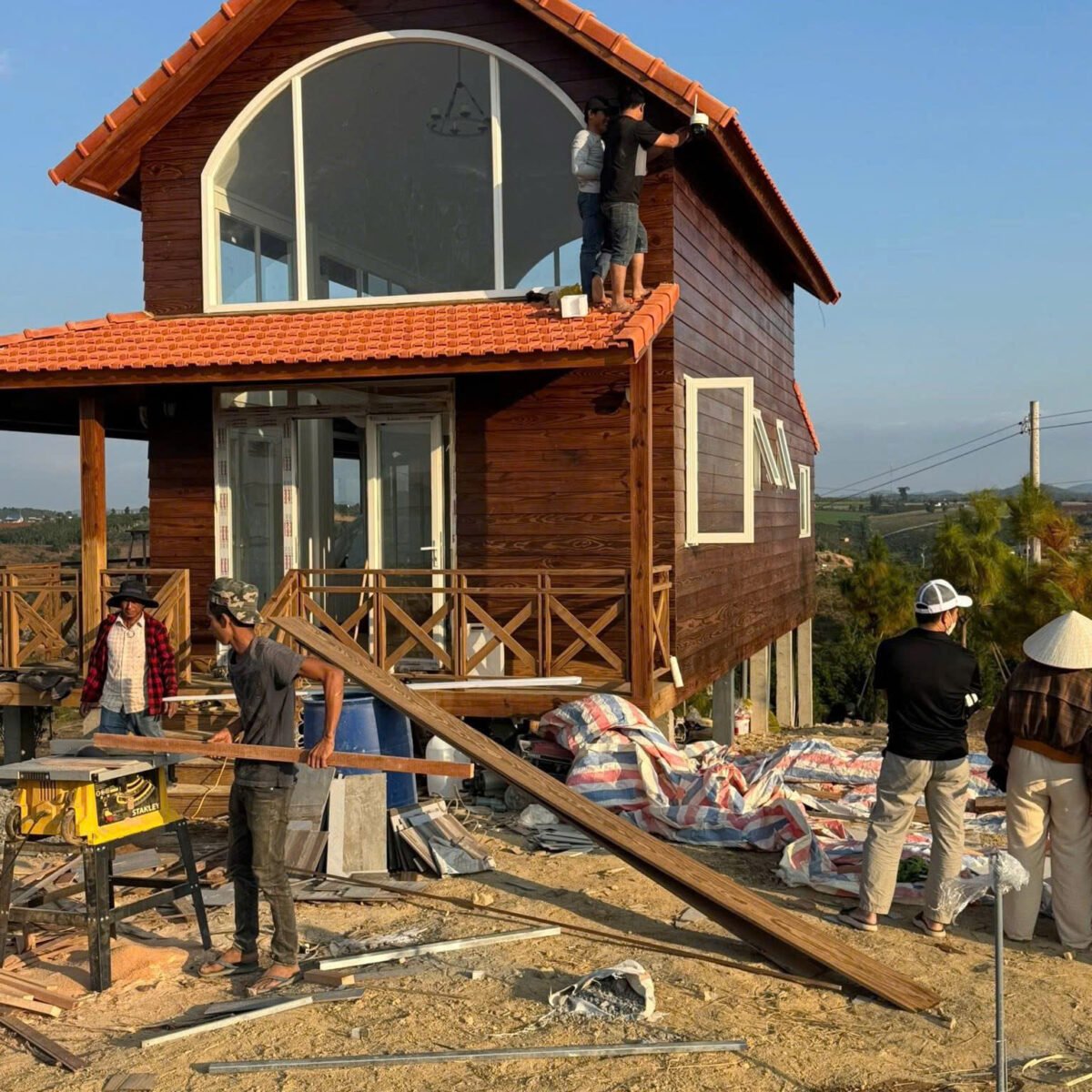 Nhà lắp ghép 2 tầng mái chữ A màu gỗ nâu có toilet diện tích 85m2