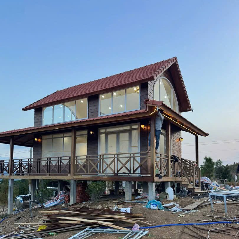 Nhà lắp ghép 2 tầng mái chữ A khung kính màu gỗ nâu có toilet diện tích 85m2