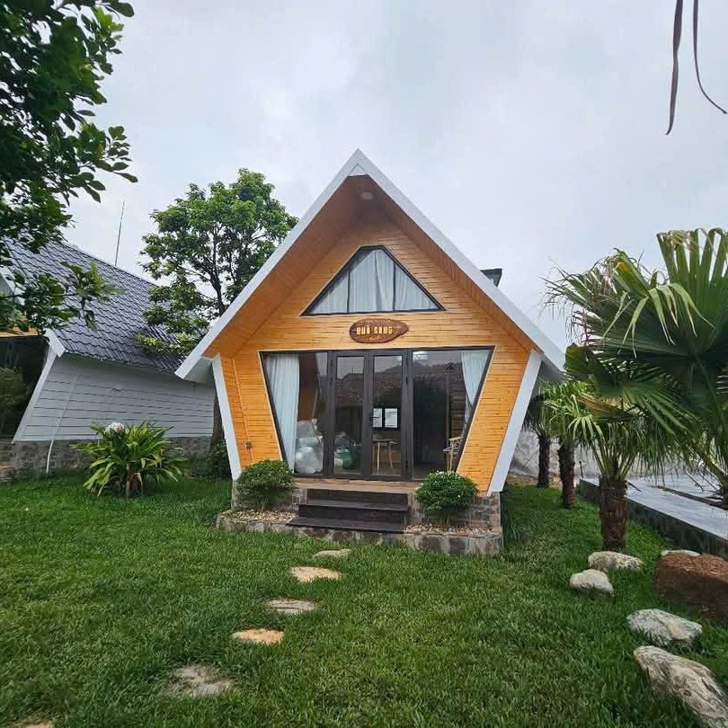 Nhà lắp ghép bungalow ngũ giác ba màu trắng xám vàng có gác lửng kèm toilet diện tích 34m2